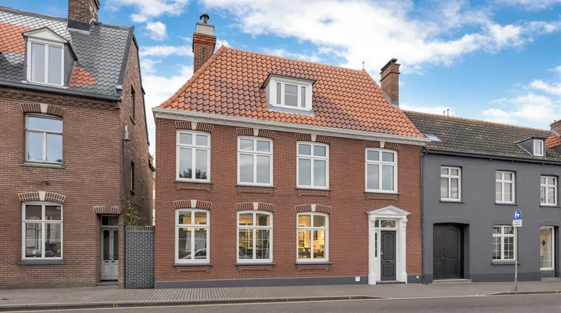 Rangée de maisons en briques sous un ciel bleu